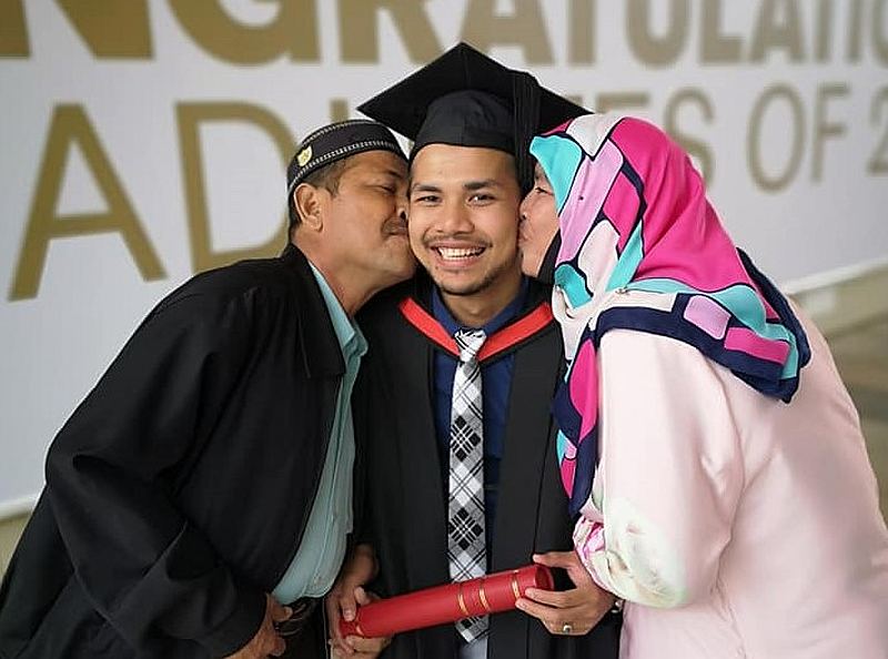 Muhammad Afiq Ismail (C) with his parents after graduation from University of Essex in the UK. — Facebook picture courtesy of Khairul Aiman Hamdan