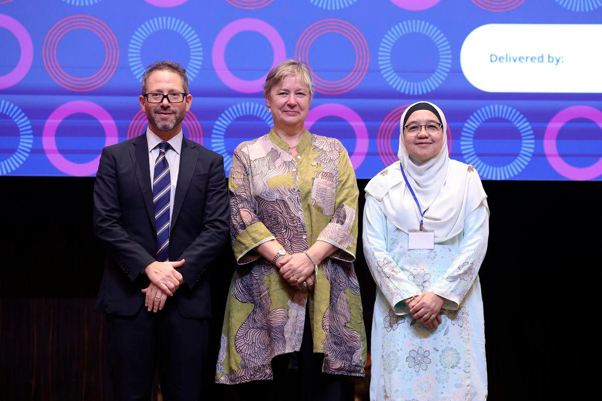 UK Ambassador to ASEAN Sarah Tiffin (middle) poses for a photo with Senior Programme Leader ASEAN-UK Health Security Partnership Robert Rosenthal (left) and Deputy Director General of Health (Research and Technical Support) Datuk Dr Nor Fariza Ngah (right) after the launching of ASEAN-UK Health Security Partnership (HSP) Programme today- BERNAMA
