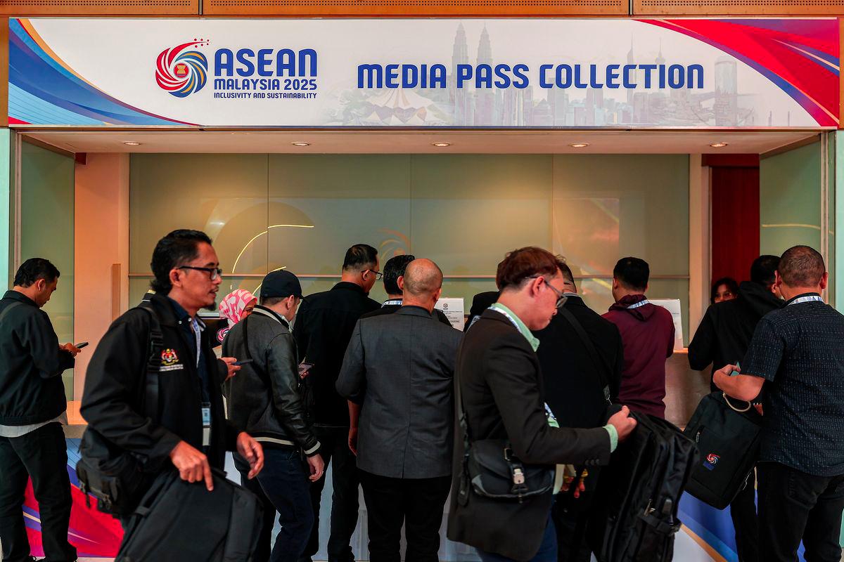 Media practitioners collect their passes ahead of the 58th ASEAN Foreign Ministers’ Meeting (AMM) and related Meetings at the Kuala Lumpur Convention Centre (KLCC). - BERNAMAPIX