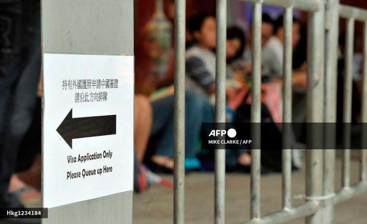 People queue for the chance at applying for a Chinese visa outside the Commisioner's Office of China's Foreign Ministry department, the de facto Chinese Consulate in Hong Kong on April 23, 2008. - AFP