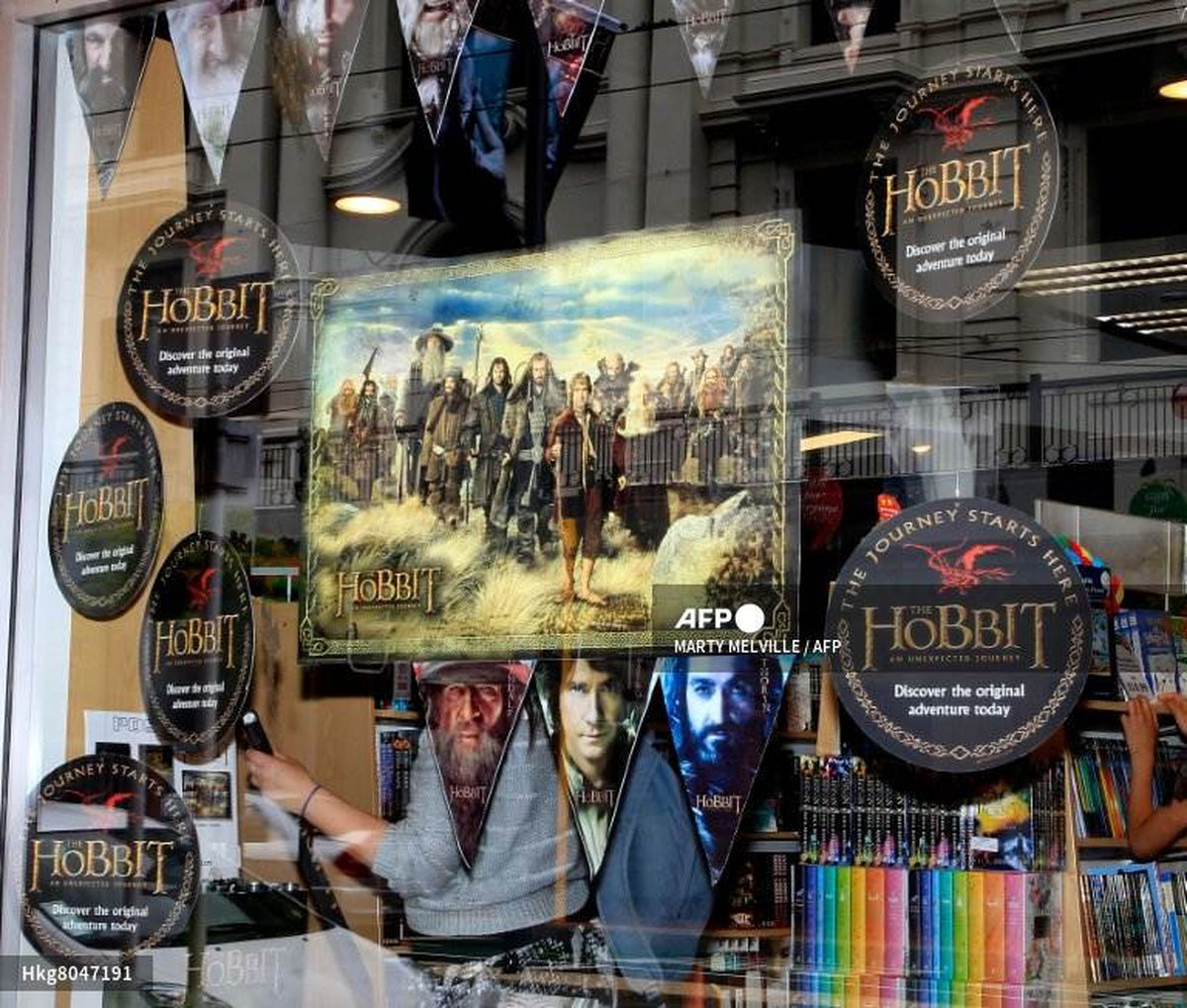 To go with Entertainment-NZealand-film-tourism-Hobbit,ADVANCER by Neil SandsThis picture taken on November 24th, 2012 shows shop windows advertising the The Hobbit book and movie in the central business district in Wellington. - AFP