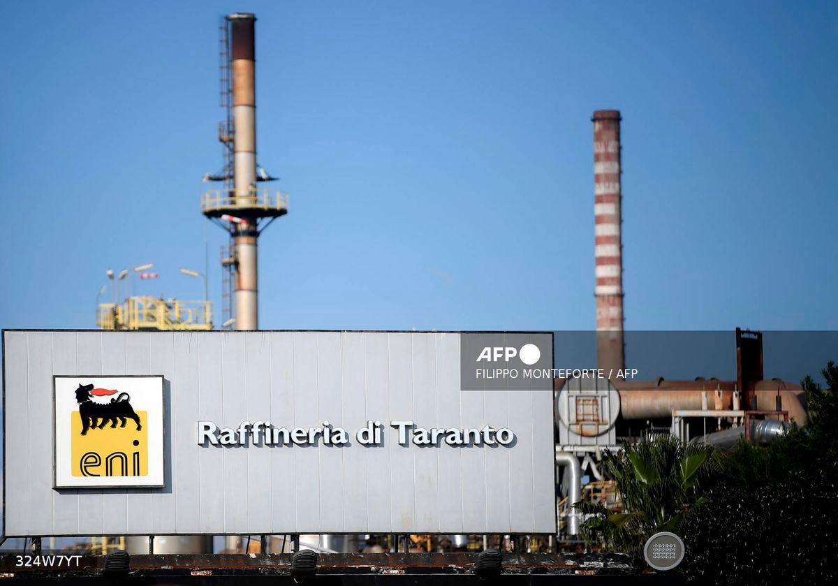 A view shows the refinery of Italian multinational oil and gas company ENI on March 09, 2022 in Taranto, southern Italy. - AFP