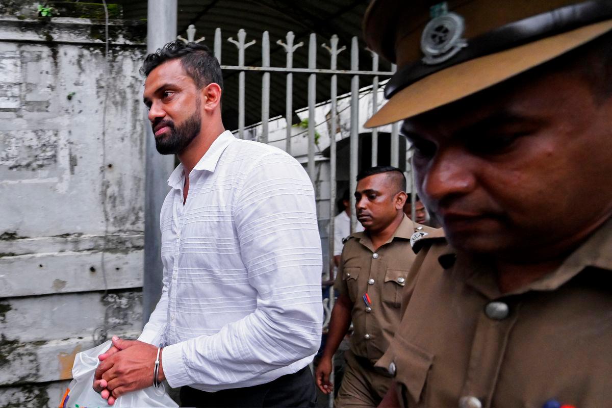 Former Sri Lanka spin bowler Sachithra Senanayake (L) is taken to a prison in Colombo September 6, 2023. Former spin bowler Sachithra Senanayake was on September 6, arrested on allegations of match-fixing under a Sri Lankan law aimed at stamping out corruption in cricket in the country. (Photo by Ishara S. KODIKARA / AFP)