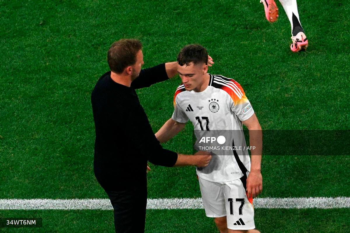 Germany's head coach Julian Nagelsmann (L) congratulates Germany's midfielder #17 Florian Wirtz as he leaves the pitch to be substituted during the UEFA Euro 2024 Group A football match between Germany and Scotland at the Munich Football Arena in Munich on June 14, 2024. - AFP
