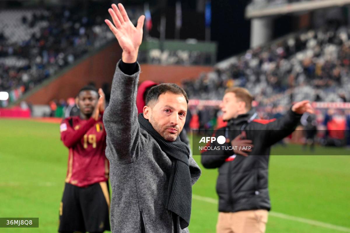 Belgium's head coach Domenico Tedesco waves at the end of the UEFA Nations League Group A2 football match between Belgium and Italy at the King Baudouin Stadium in Brussels on November 14, 2024. - AFPPIX