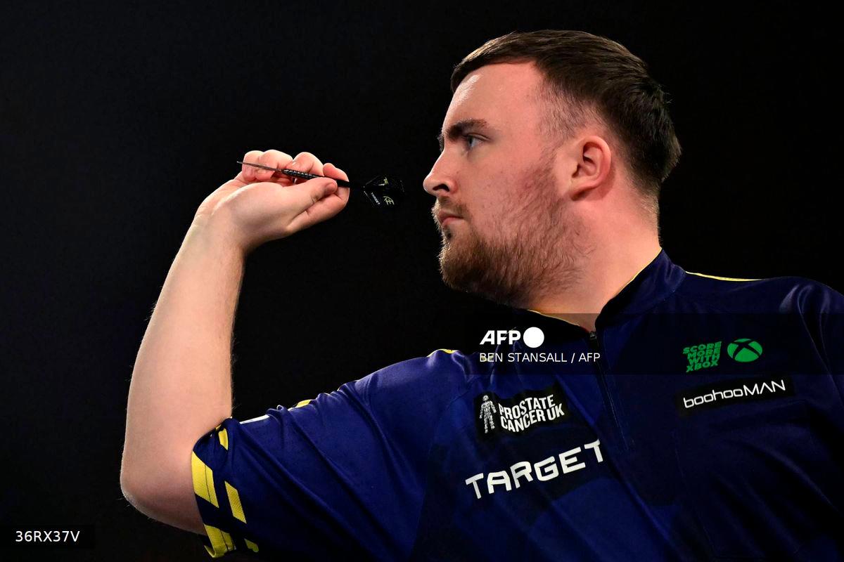 England’s Luke Littler plays against England’s Stephen Bunting during their PDC World Darts Championship semi-final at Alexandra Palace in London on January 2, 2025. (Photo by Ben STANSALL / AFP)