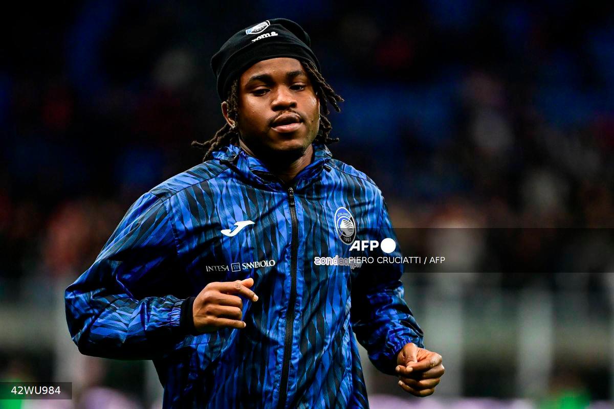 Atalanta's Nigerian forward #11 Ademola Lookman warms up ahead of the Italian Serie A football match between AC Milan and Atalanta Bergamo at the San Siro stadium in Milan, on April 20, 2025. - AFP