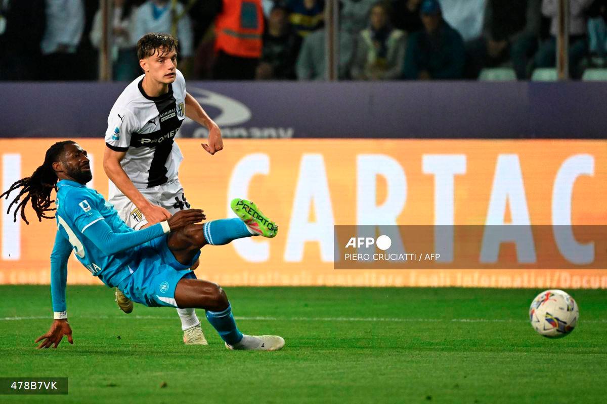 Napoli's Cameroon midfielder #99 Andre Zambo Anguissa tries to score despite Parma's Italian defender #46 Giovanni Leoni during the Italian Serie A football match between Parma and Napoli at the Tardini stadium in Parma on May 18, 2025. - AFP