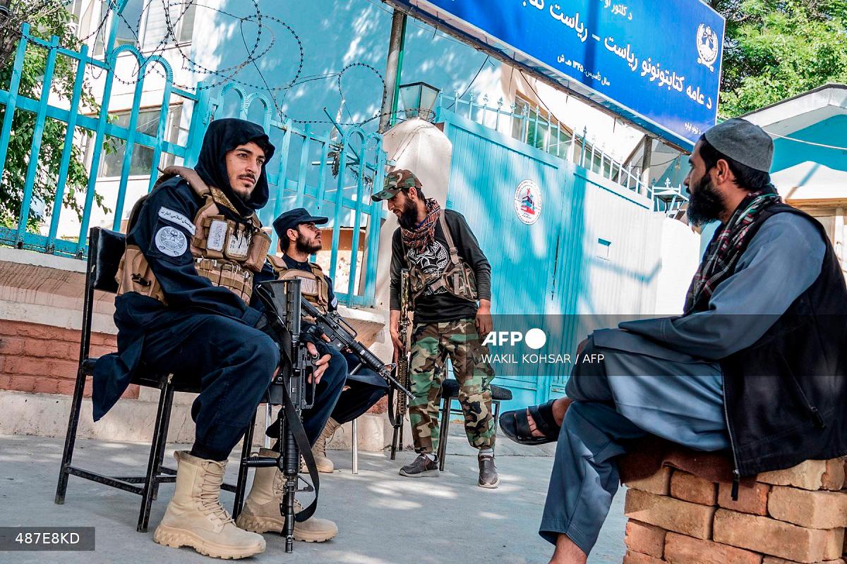 Taliban security personnel keep watch after the Eid al-Adha prayers at a checkpoint in Kabul on June 7, 2025. - Wakil KOHSAR / AFP