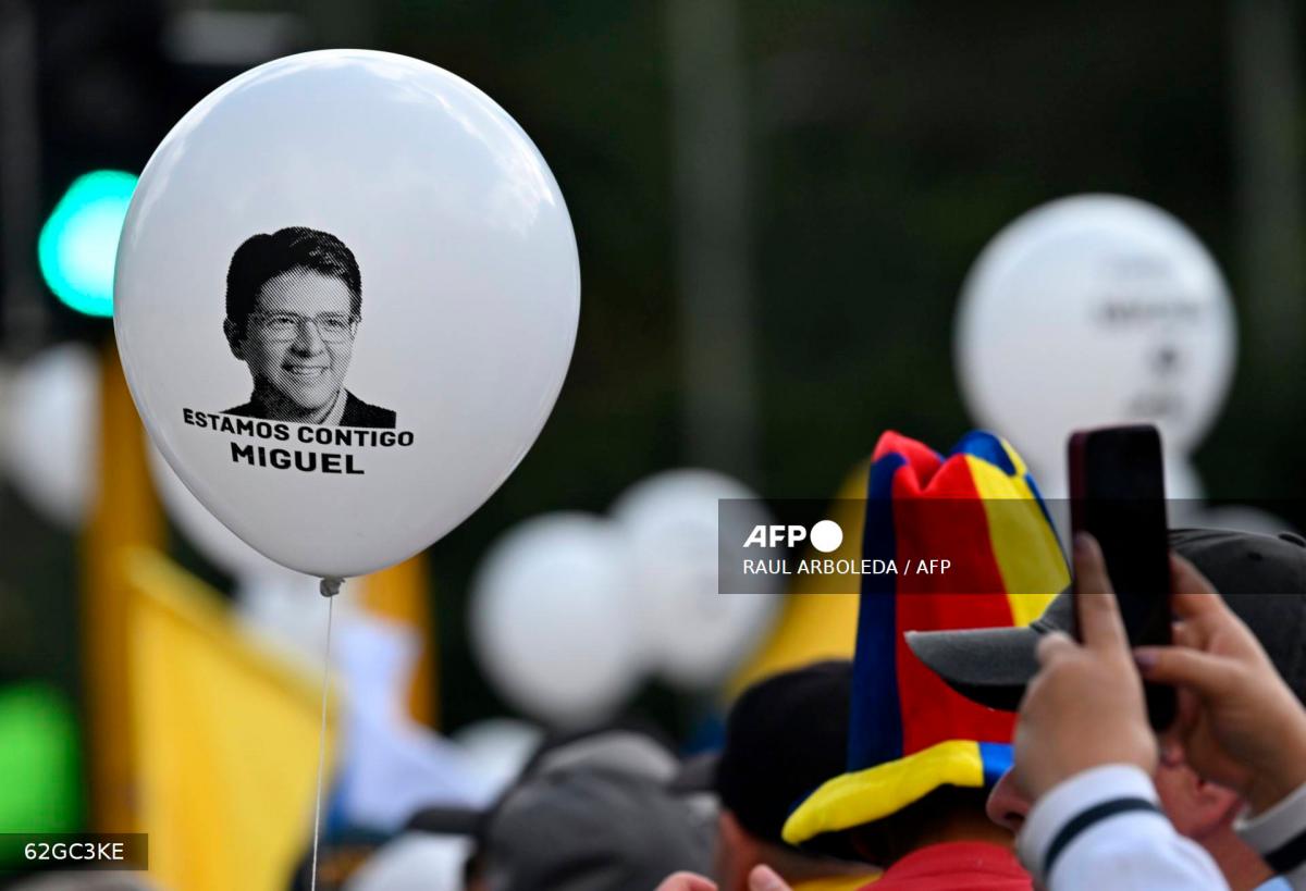 People hold white balloons during the so-called “Silent March” to show support for the health of Senator Miguel Uribe Turbay and to call for peace for the country in Bogota on June 15, 2025. - Raul ARBOLEDA / AFP