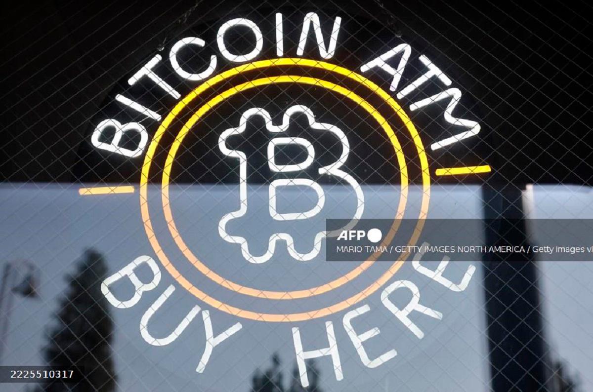 A sign advertises a Bitcoin ATM at a gas station on July 16, 2025 near Pasadena, California. - Mario Tama/Getty Images/AFP