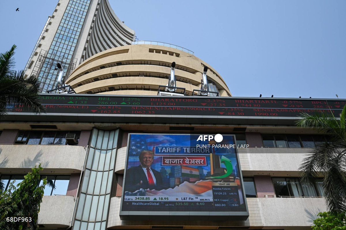 A broadcast screen of the Bombay Stock Exchange (BSE) in Mumbai on April 3, 2025, depicts news of US President Donald Trump unveiling sweeping new trade tariffs. - AFP