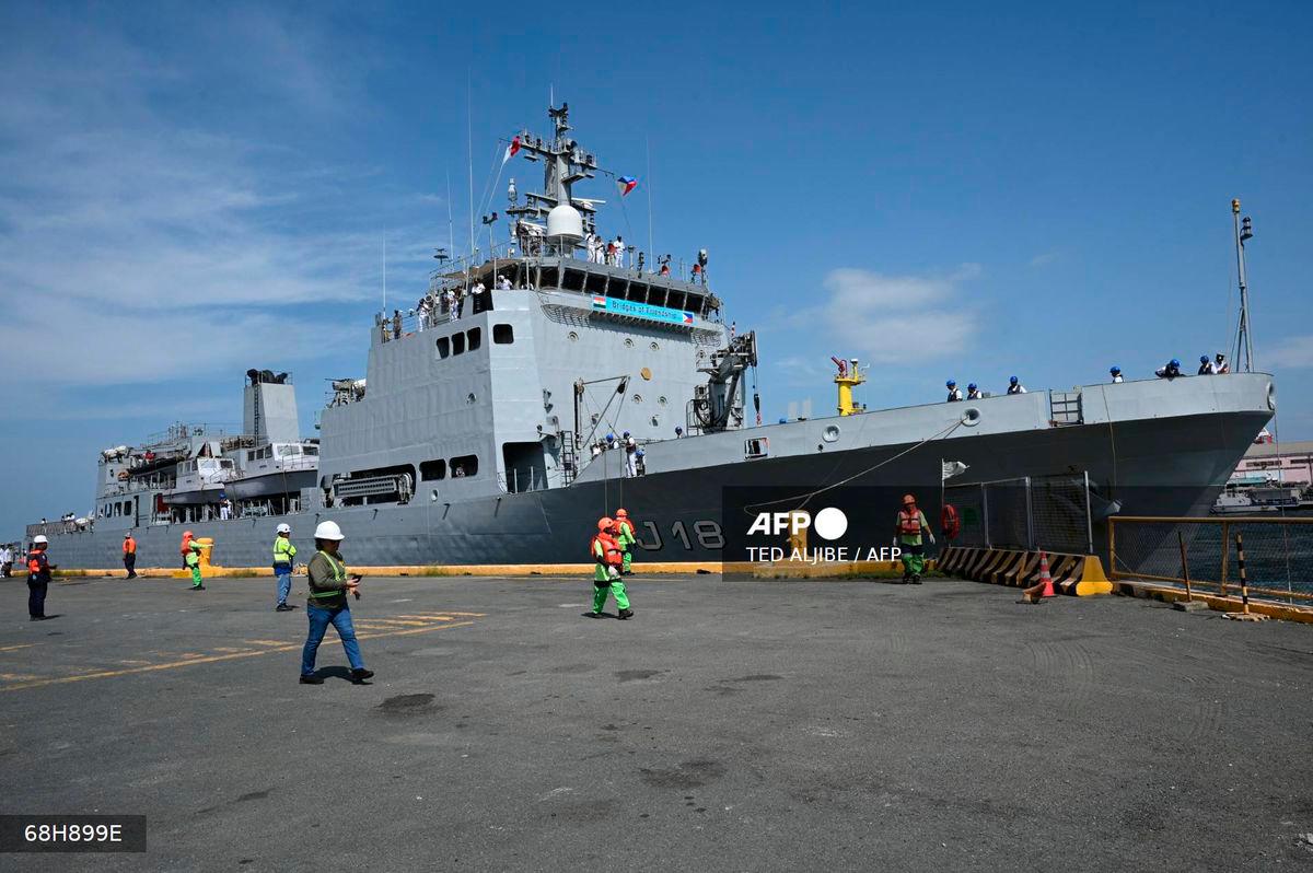 The Indian Navy survey vessel INS Sandhayak docks at the international port of Manila on August 1, 2025. (Photo by Ted ALJIBE / AFP)
