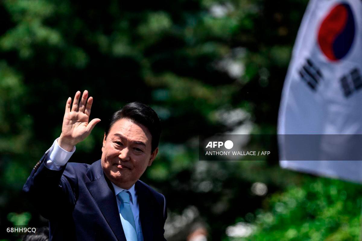 South Korea’s President Yoon Suk-yeol waves from his car after his inauguration ceremony at the National Assembly in Seoul on May 10, 2022. - AFP