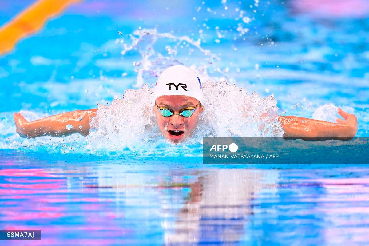 France’s swimmer Leon Marchand competes in a heat of the men’s 400m individual medley swimming event during the 2025 World Aquatics Championships in Singapore on August 3, 2025. (Photo by MANAN VATSYAYANA / AFP)