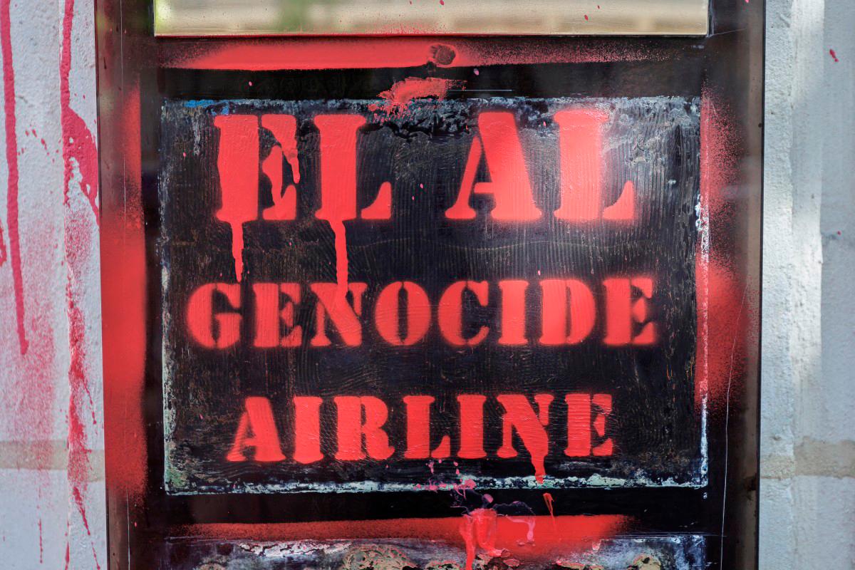 A slogan sprayed with red paint on the entrance of the El Al Israel Airlines offices in Paris on August 7, 2025. (Photo by STEPHANE DE SAKUTIN / AFP)