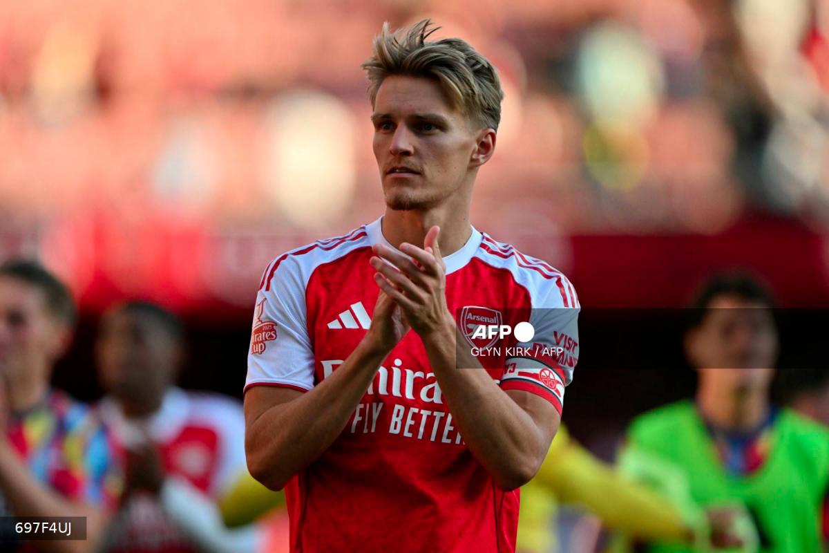 Arsenal's Norwegian midfielder #08 Martin Odegaard applauds the fans following the pre-season friendly football match between Arsenal and Athletic Bilbao at the Emirates Stadium in London on August 9, 2025. - AFPPIX