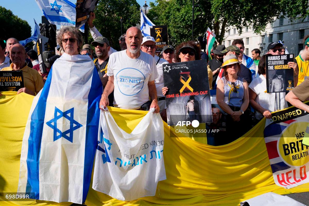 People hold flags and banners during a ‘National march for the Hostages’ organised by Stop the Hate UK, in central London on August 10, 2025. (Photo by CARLOS JASSO / AFP)