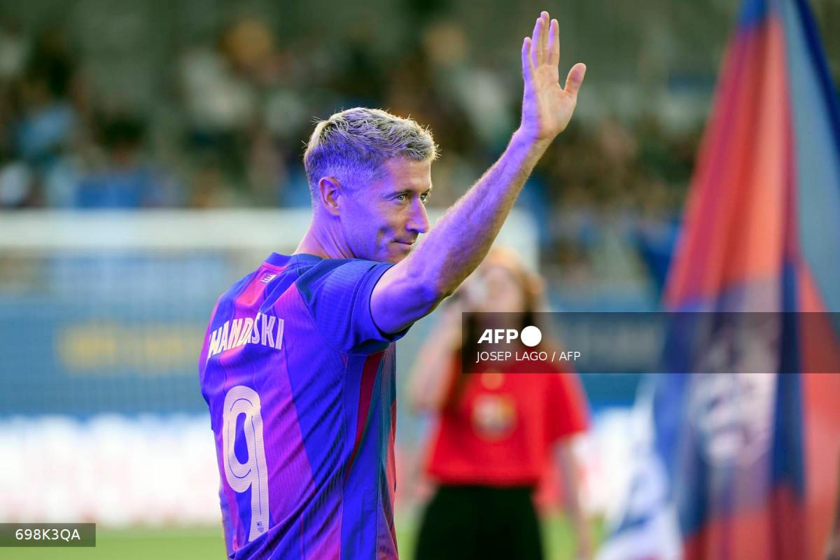 Barcelona's Polish forward #09 Robert Lewandowski waves before the 60th Joan Gamper Trophy football match between FC Barcelona and Como 1907 at Johan Cruyff Stadium in Barcelona on August 10, 2025. - AFPPIX
