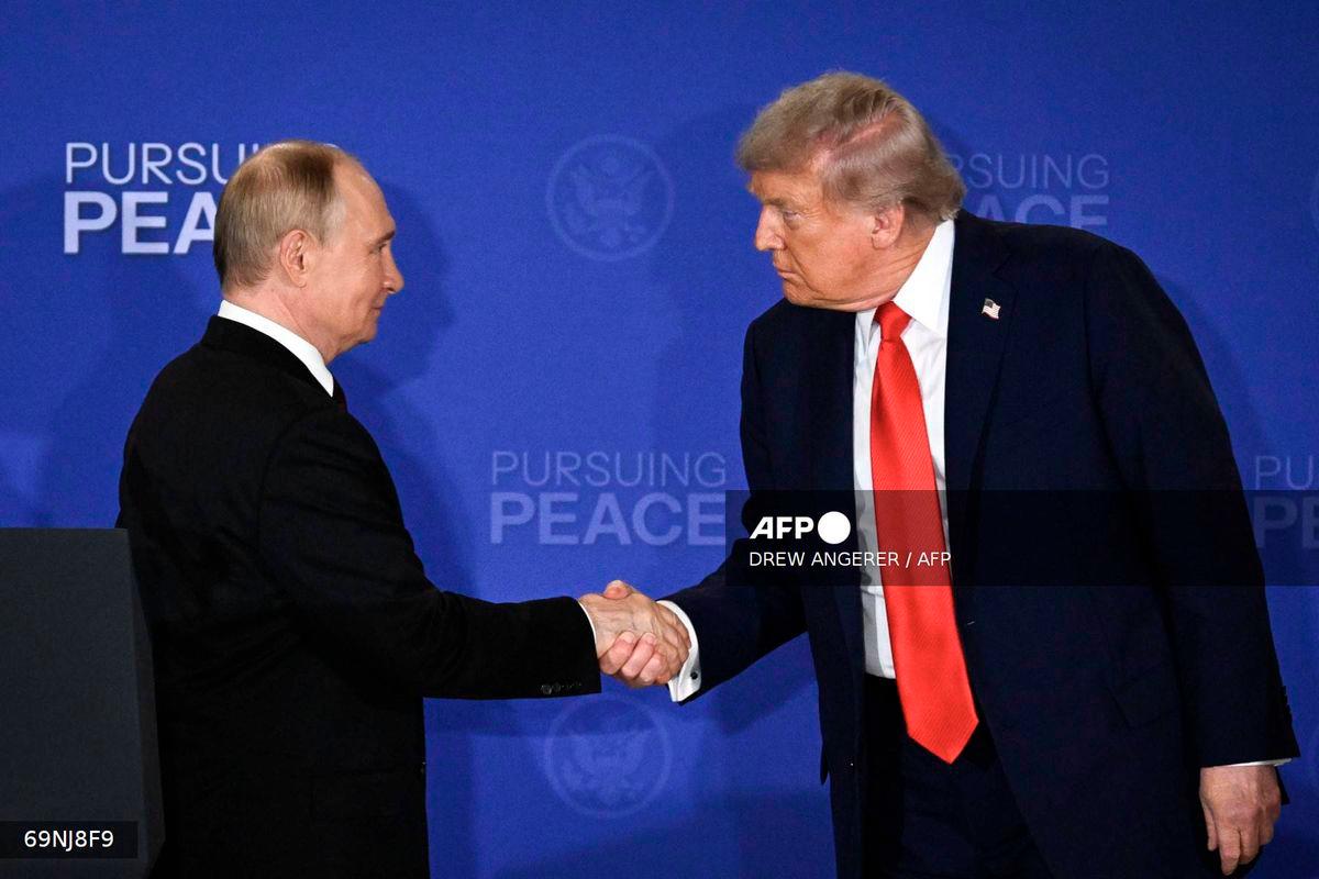 US President Donald Trump (R) and Russian President Vladimir Putin shake hands at the end of a joint press conference after participating in a US-Russia summit on Ukraine at Joint Base Elmendorf-Richardson in Anchorage, Alaska, on August 15, 2025. - AFP