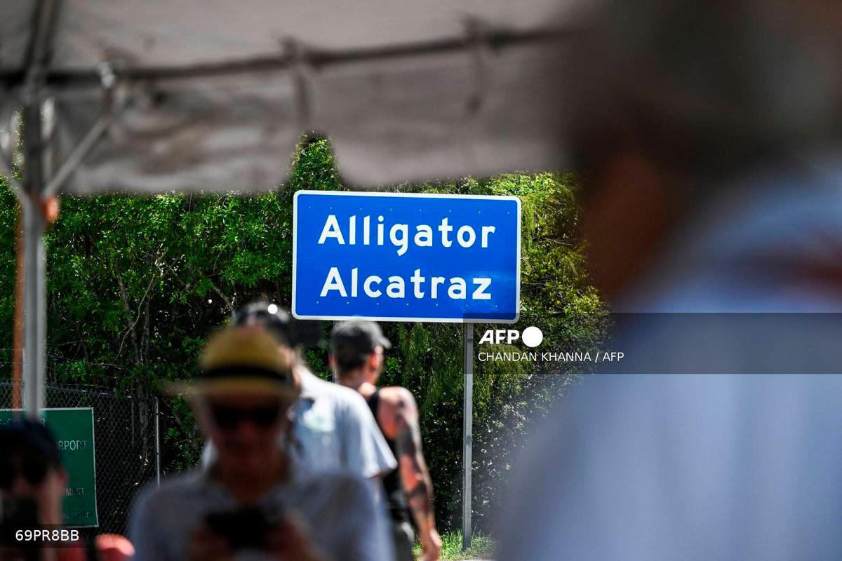 People attend Irish priest Father Frank O’Loughlin’s Diamond Jubilee Mass in solidarity with those detained, outside the immigrant detention center known as “Alligator Alcatraz” at the Dade-Collier Training and Transition Airport in Ochopee, Florida, on August 16, 2025. (Photo by CHANDAN KHANNA / AFP)
