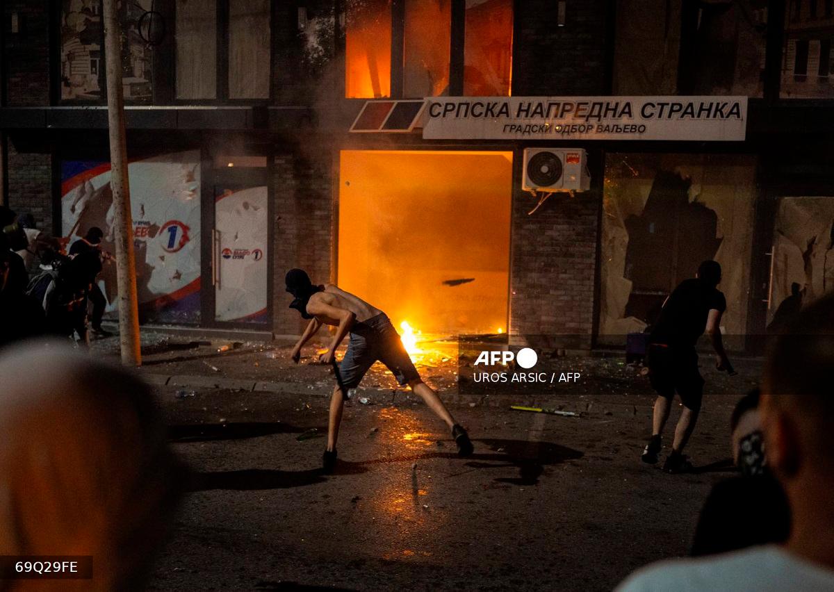 Protestors vandalise the Valjevo headquarters of the ruling Serbian Progressive Party (SNS) during anti-government protests in Valjevo on August 16, 2025. - UROS ARSIC / AFP