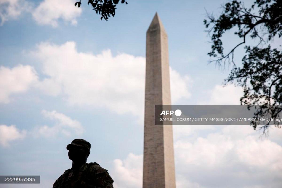 Members of the D.C. National Guard are positioned along Constitution Avenue near the White House and Washington Monument on August 17, 2025 in Washington, DC. - Samuel Corum/Getty Images/AFP