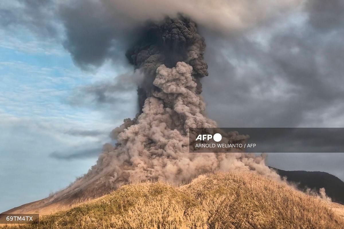 Mount Lewotobi Laki-Laki erupts as seen from Pululera village. Photo by ARNOLD WELIANTO / AFP