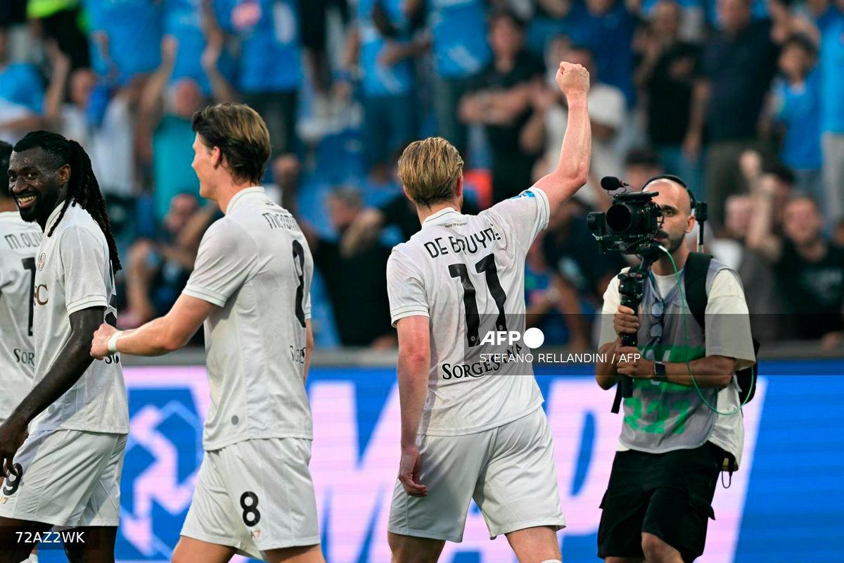 Napoli's Belgian midfielder #11 Kevin De Bruyne celebrates scoring his team's second goal during the Italian Serie A football match between Sassuolo and Napoli at the Mapei - Città del Tricolore stadium in Reggio Emilia, on August 23, 2025. - AFP