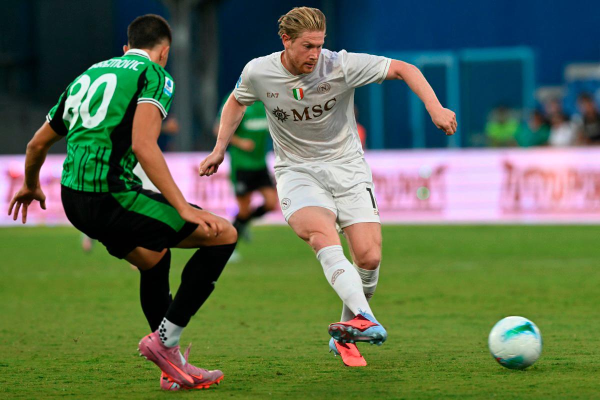 Napoli’s midfielder Kevin De Bruyne fights for the ball with Sassuolo’s Bosnian defender Tarik Muharemovic during the football match between Sassuolo and Napoli at the Mapei - Città del Tricolore stadium in Reggio Emilia. - AFP