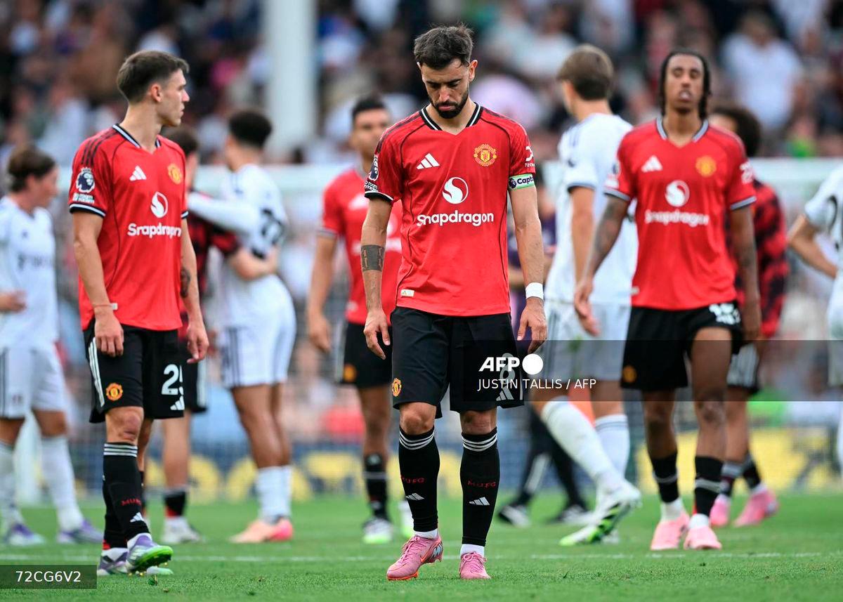 Manchester United's Uruguayan midfielder #25 Manuel Ugarte (L), Manchester United's Portuguese midfielder #08 Bruno Fernandes (C) and Manchester United's French defender #15 Leny Yoro react following the English Premier League football match between Fulham and Manchester United at Craven Cottage in London on August 24, 2025. The - AFP