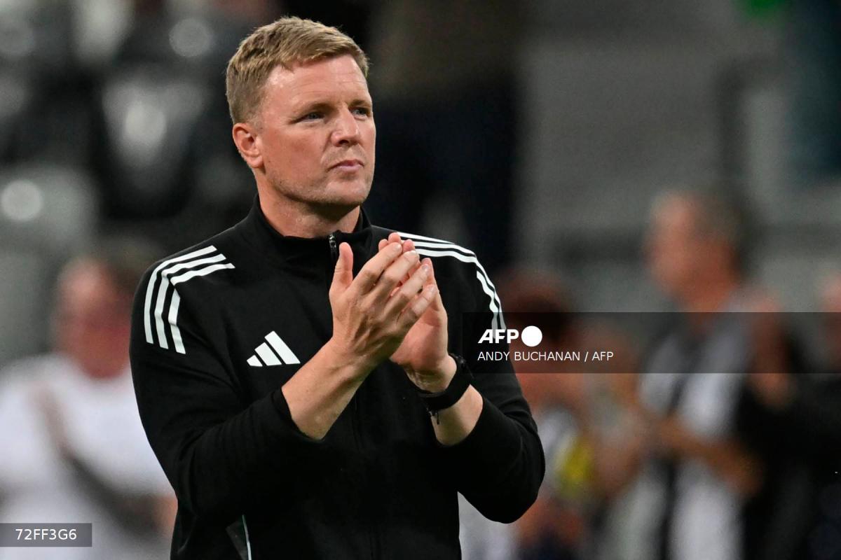 Newcastle United's English head coach Eddie Howe applauds fans on the pitch after the English Premier League football match between Newcastle United and Liverpool at St James' Park in Newcastle-upon-Tyne, north east England on August 25, 2025. Liverpool won the game 3-2. - AFPPIX