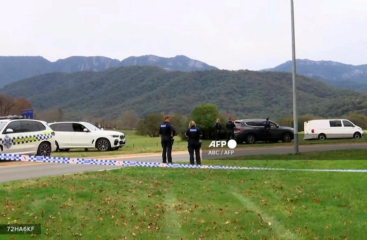 Australian police personnel near the crime scene after the deadly confrontation with the gunman in the small town of Porepunkah in the northeast of Victoria state, Australia. - AFP PHOTO/AFPTV/ABC