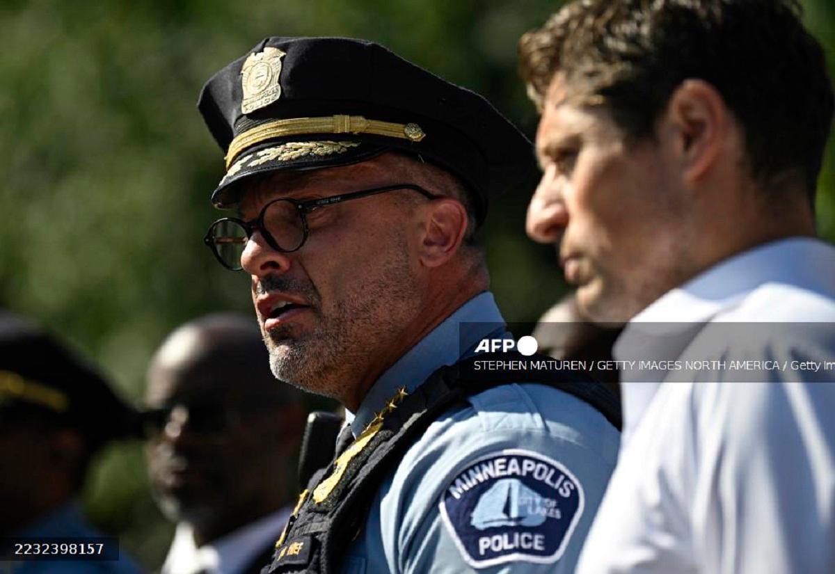 Minneapolis Police Chief Brian O’Hara (L) speaks as Mayor Jacob Frey looks on during a press conference following a mass shooting at Annunciation Catholic Church on August 27, 2025 in Minneapolis, Minnesota. - Stephen Maturen / GETTY IMAGES NORTH AMERICA / Getty Images via AFP