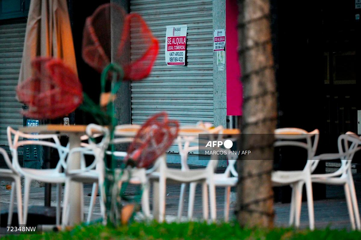 A sign that reads in spanish ‘For Rent’ is seen on the facade of a commercial store in Guayaquil, Ecuador on August 9, 2025. Under a regime of extortion and murder, including threatening phone calls, shootings, and packages containing explosives as warnings, the mafias shut down the party in the traditional red-light districts of Guayaquil, Ecuador’s main port, which is mired in drug-related violence. - MARCOS PIN / AFP