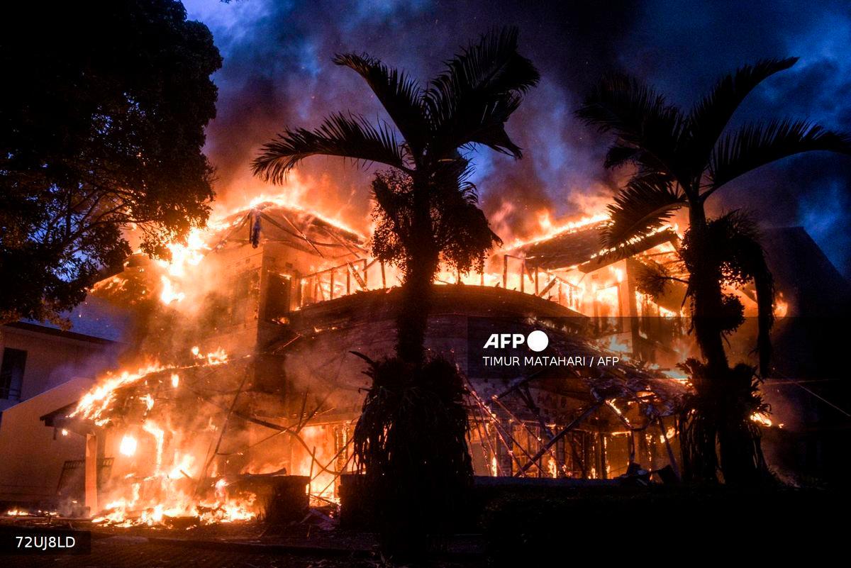 The People’s Consultative Assembly of the Republic of Indonesia (MPR-RI) official guesthouse burns after being set on fire during a protest in Bandung, West Java, on August 29, 2025, following the death of a motorcycle taxi driver who was run over by an armoured Brimob (Mobile Brigade Corps) vehicle the night before. Protests erupted across several Indonesian cities on August 29 in anger at the death of a motorcycle taxi driver hit by a police vehicle, as officers responded with tear gas and the president called for calm. (Photo by Timur MATAHARI / AFP)
