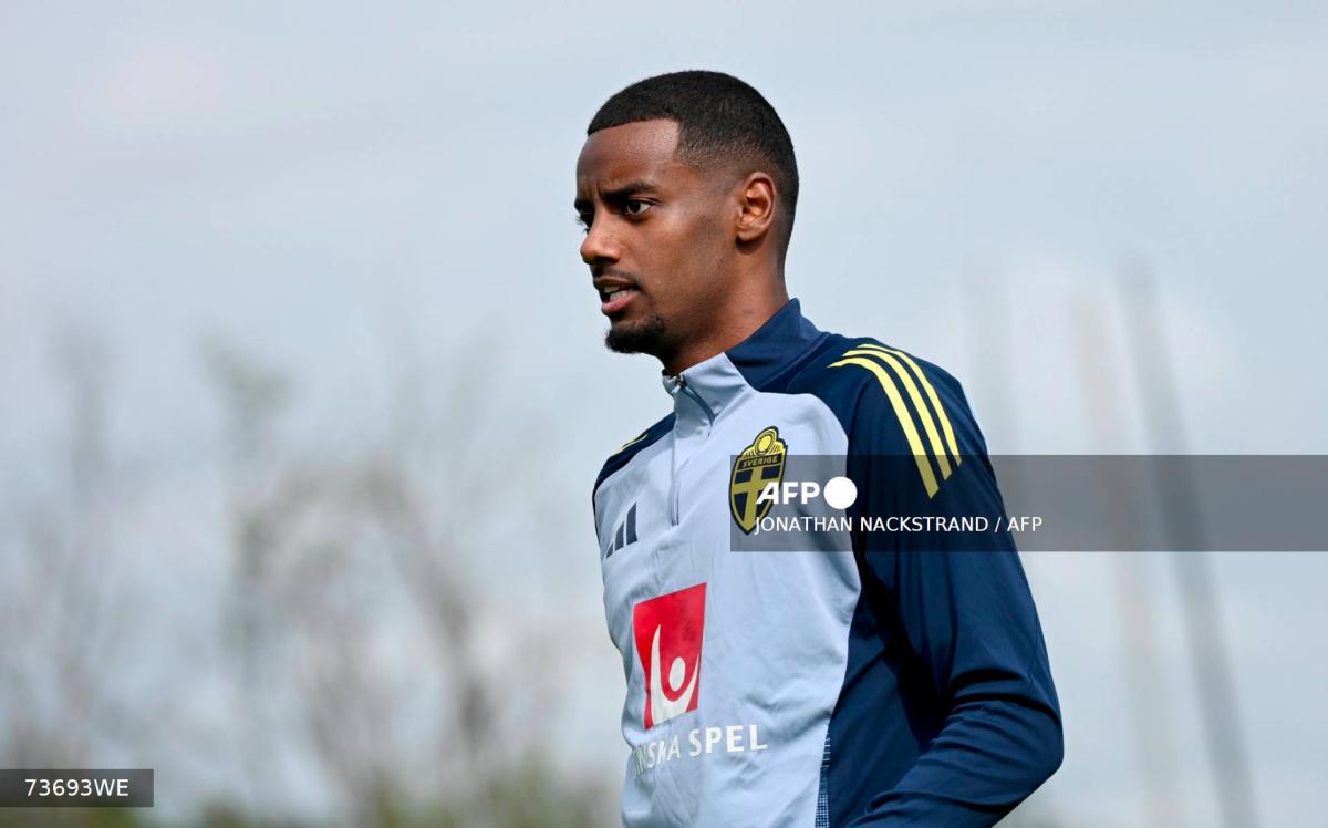 Swedish football player Alexander Isak (L) arrives for a training session with Sweden's national team in Bosön in Lidingö on the outskirts of Stockholm, Sweden, on September 2, 2025. - AFPPIX