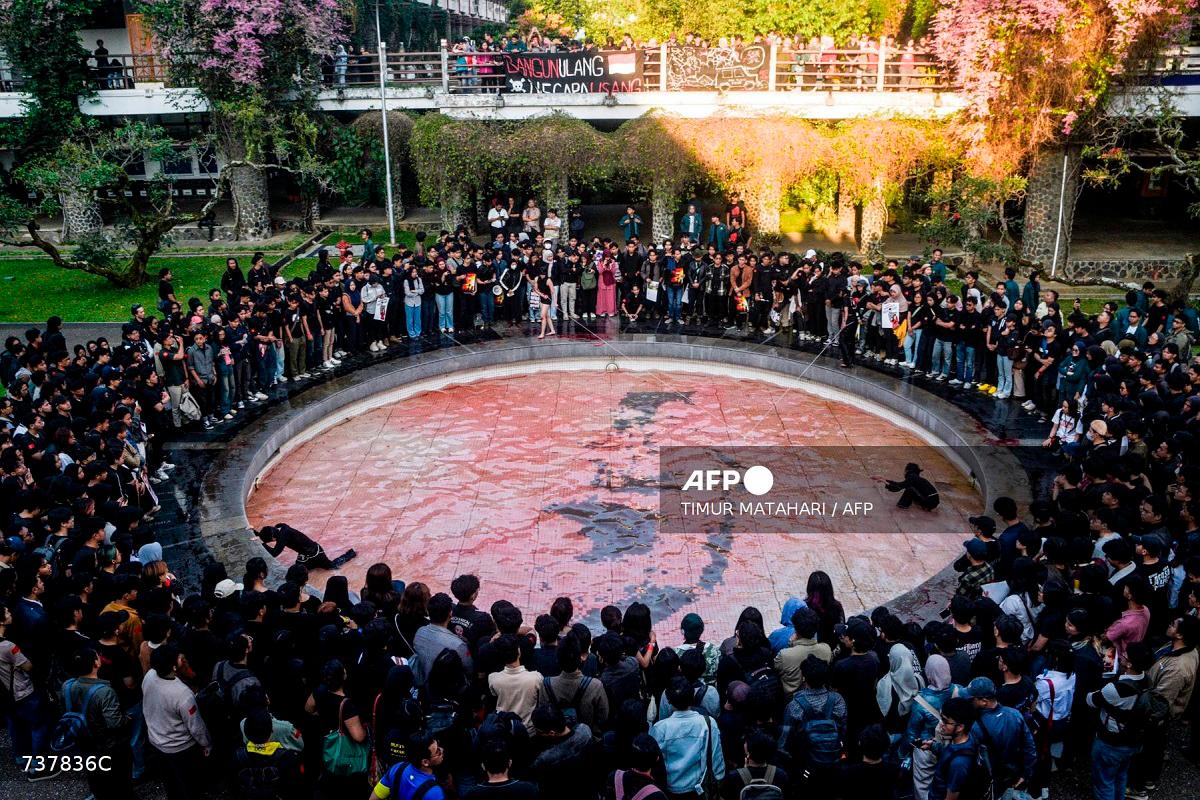 Students gather at the Bandung Institute of Technology (ITB) in Bandung, West Java on September 2, 2025, as they pay tribute to victims killed during a clash between police and demonstrators demanding police reform and the dissolution of parliament. - Timur Matahari / AFP