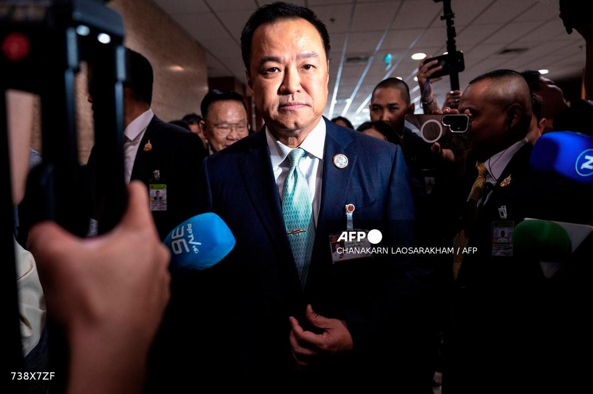 Bhumjaithai Party leader Anutin Charnvirakul (C) is surrounded by media members as he leaves a press conference after securing the backing of opposition People's Party to serve as Thailand's next prime minister at the parliament in Bangkok on September 3, 2025. - AFP