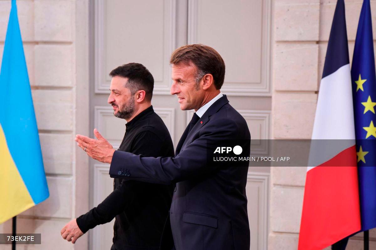 Ukraine's President Volodymyr Zelensky (L) and France's President Emmanuel Macron arrive to give a press conference following the Coalition of the Willing Summit, at the Elysee presidential Palace, in Paris, on September 4, 2025. - POOL via AFP