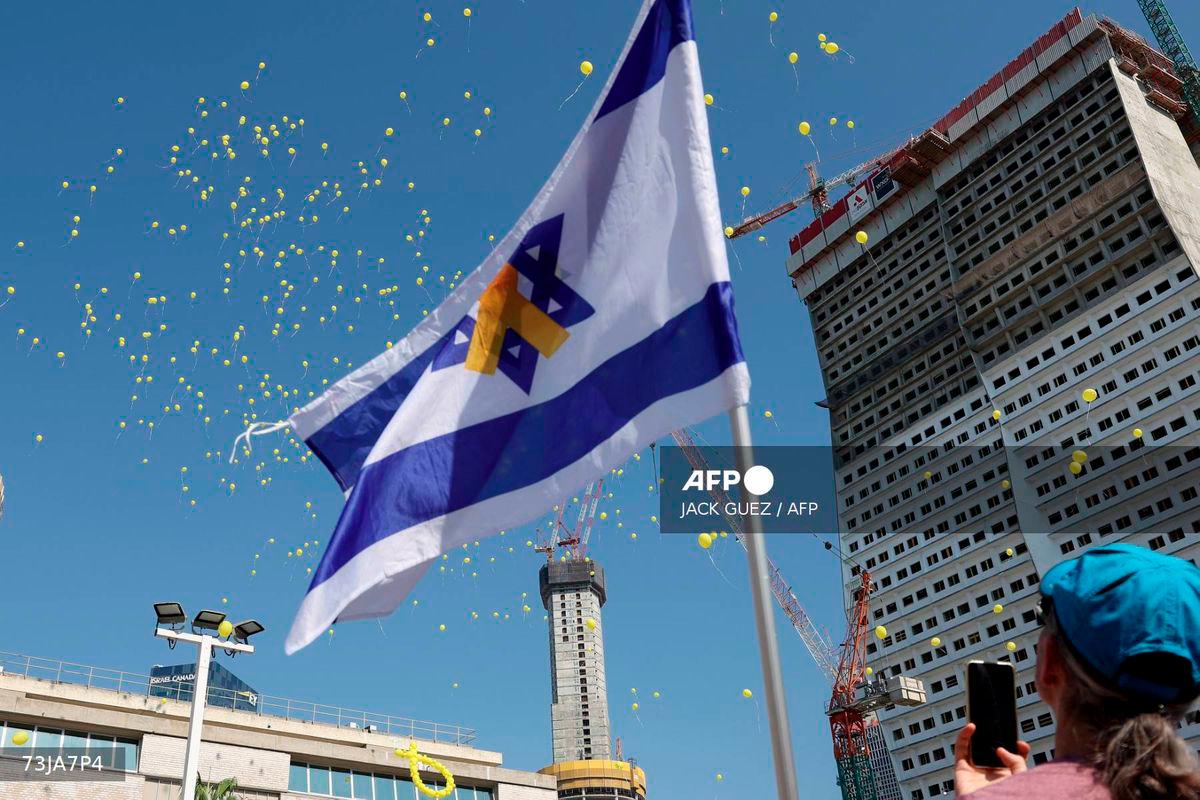 Relatives and supporters of Israeli hostages held by Palestinian militants in the Gaza Strip, release 700 yellow ballons to mark the same number of days days of captivity, outside the Tel Aviv Museum of Art, known as the Hostages' Square, on August 5, 2025. - AFP