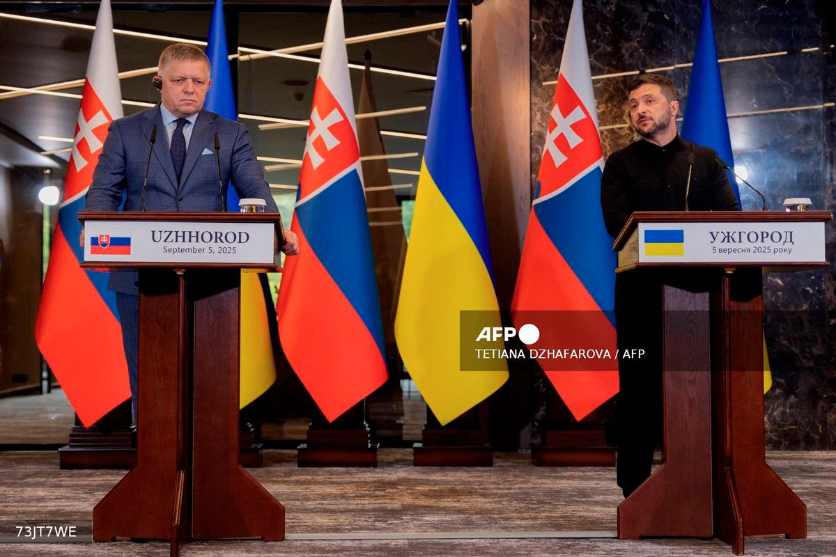 Ukraine's President Volodymyr Zelensky (R) and Prime Minister of Slovakia Robert Fico (L) give a press conference following their meeting in Uzhhorod on September 5, 2025. - AFP
