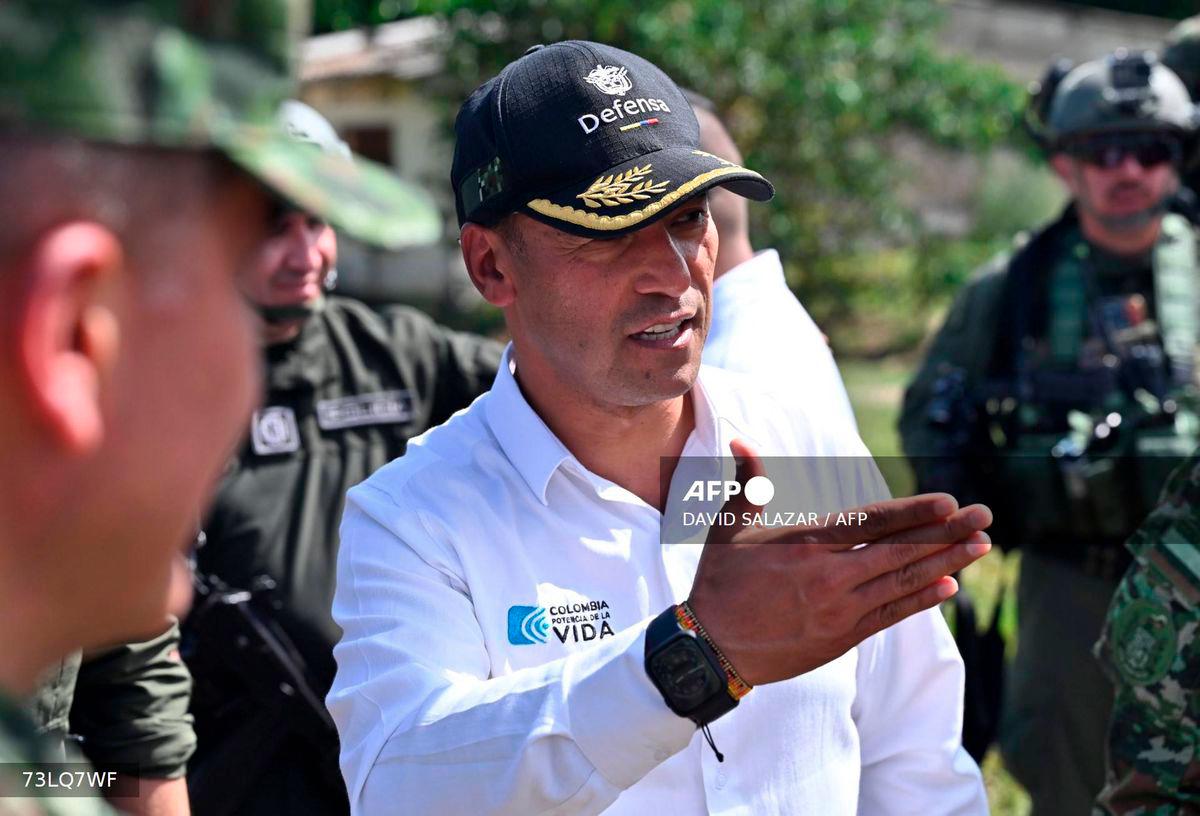 Colombian Defense Minister Pedro Sanchez (C) speaks with soldiers during his visit to the coca-growing region to speak with farmers about the substitution of illicit crops, in Villagarzon municipality, Putumayo department, Colombia, on September 5, 2025. - AFP