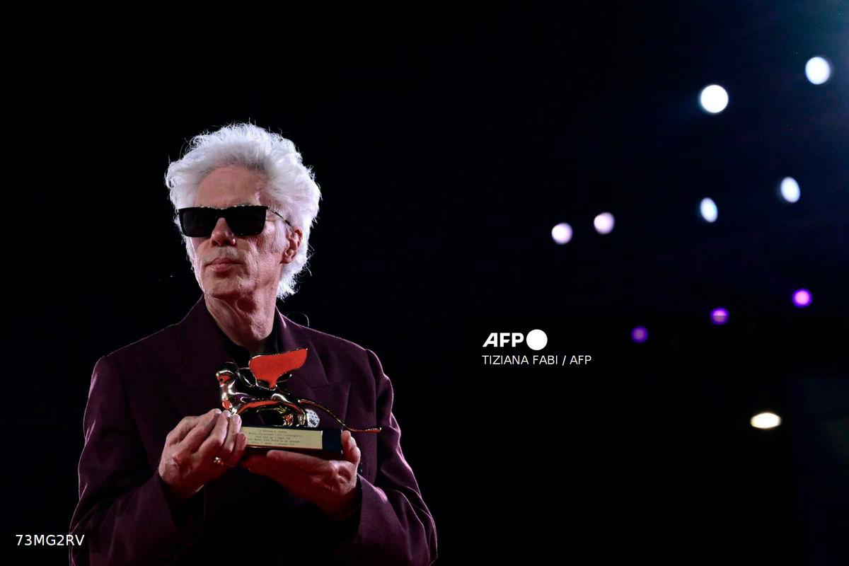 US director Jim Jarmusch poses with the Golden Lion for Best Film he reveived for 'Father Mother Sister Brother' after the award ceremony of the 82nd Venice Film Festival on September 6, 2025 at Venice Lido. (Photo by Tiziana FABI / AFP)