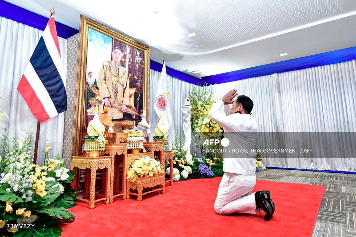 This handout picture taken and released by the Royal Thai Government on September 7, 2025 shows Bhumjaithai Party's leader Anutin Charnvirakul paying respects to an image of Thai king Maha Vajiralongkorn during the royal endorsement ceremony appointing him as Thailand's new prime minister in Bangkok. - Handout / ROYAL THAI GOVERNMENT / AFP