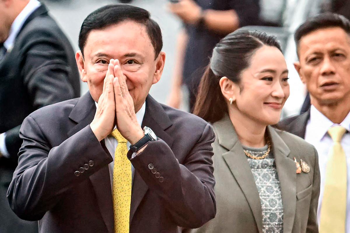 Thailand’s former Prime Minister Thaksin Shinawatra arrives with his daughter Thailand’s sacked prime minister Paetongtarn Shinawatra (R) at the Supreme Court in Bangkok on September 9, 2025. - AFP