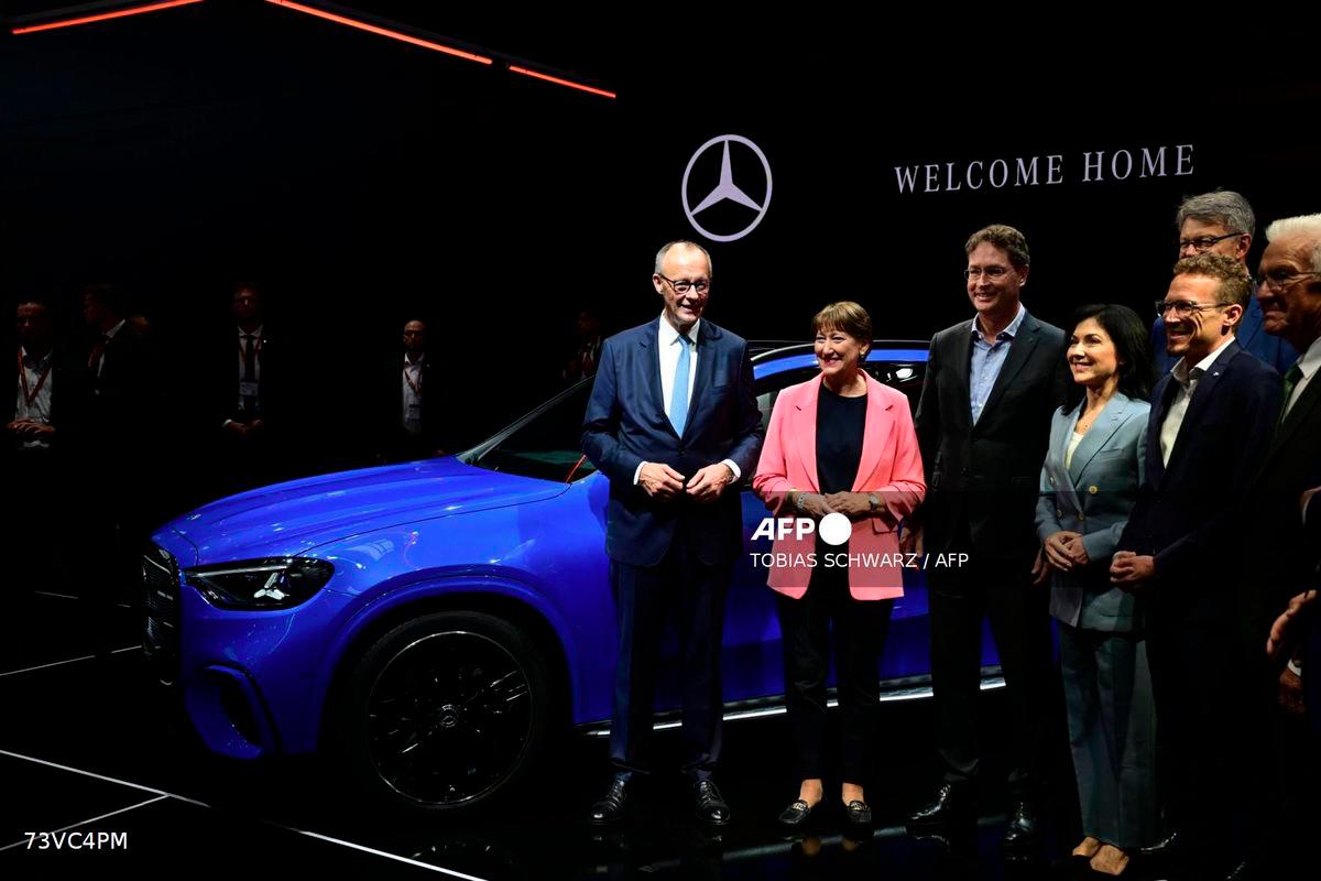 (L-R) German Chancellor Friedrich Merz, German Association of the Automotive Industry (VDA) President Hildegard Mueller, CEO of Mercedes-Benz AG Ola Kaellenius and German Economy and Energy Minister Katherina Reiche pose for a group photo at the Mercedes booth during the opening day of the International Motor Show IAA on September 9, 2025, in Munich, southern Germany. - AFP