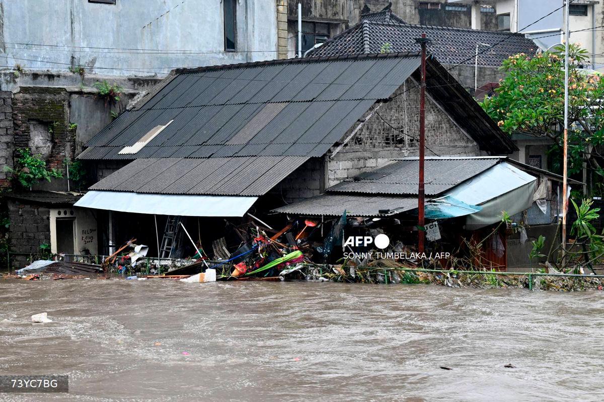 A house is inundated by floodwaters following heavy rain in Denpasar, Indonesia’s Bali island, on September 10, 2025. (Photo by SONNY TUMBELAKA / AFP)