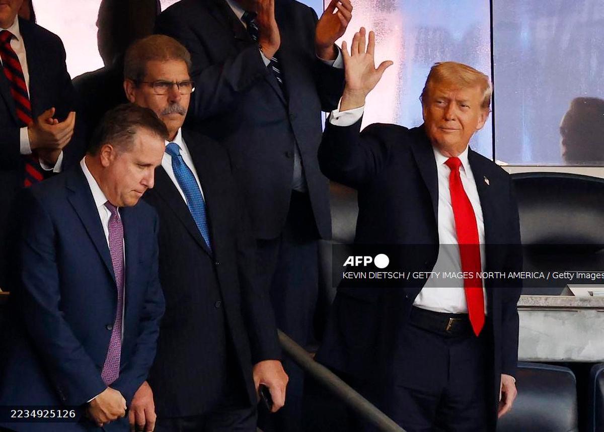 President Donald Trump (R) waves as he attends the New York Yankees game against the Detroit Tigers at Yankees Stadium on September 11, 2025 in New York City. President Trump will stay in New York at Trump Tower before heading to his golf club in Bedminster, New Jersey for the weekend. Kevin Dietsch/Getty Images/AFP (Photo by Kevin Dietsch / GETTY IMAGES NORTH AMERICA / Getty Images via AFP)