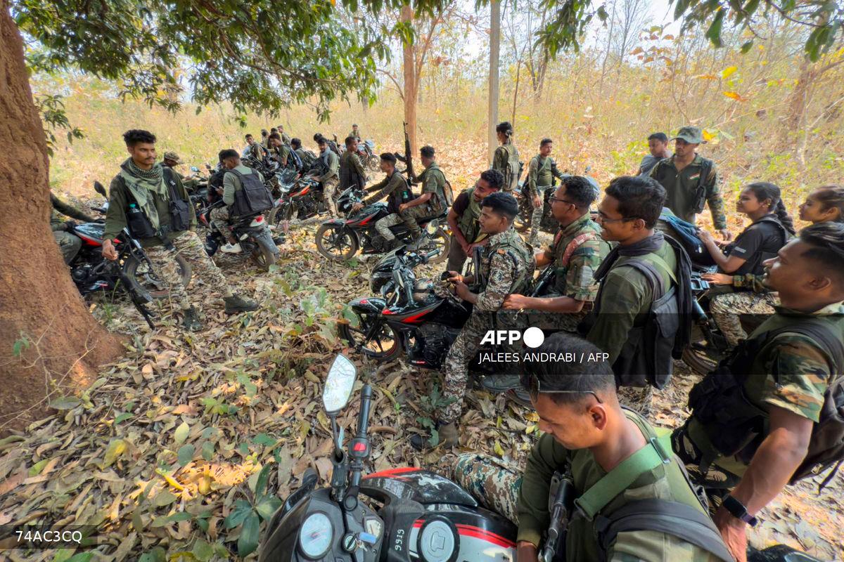(FILES) This photograph taken on March 16, 2025, shows District Reserve Guard (DRG) personnel patrolling during a simulation exercise at their base in Dantewada, in Bastar division of India’s Chhattisgarh state. Indian security forces shot dead a top Maoist commander and nine other guerrillas in a gun battle, an official told AFP on September 12, 2025 as they ramp up efforts to crush the long-running conflict. (Photo by Jalees ANDRABI / AFP)